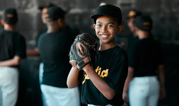 我只是喜欢棒球 一个年轻的棒球选手穿着棒球手套站在后台的肖像 — 图库照片