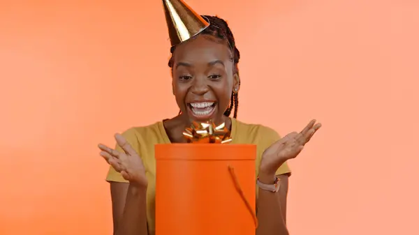 バースデー サプライズ 黒人女性 プレゼント ボックス またはスタジオの背景やお祝い パーティーやイベントのオファーでプレゼント パッケージ 製品のワオ おめでとうと興奮した勝者 — ストック写真