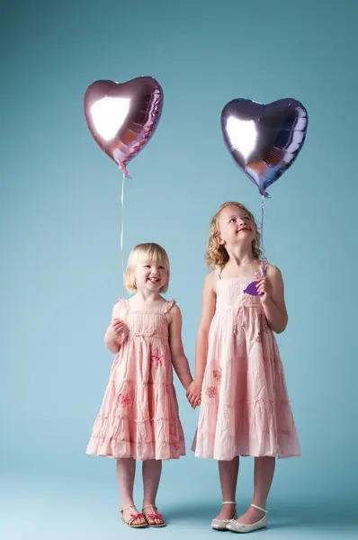 Sammen Dette Alltid Søte Søstre Som Leker Med Hjerteballonger Mot – stockfoto