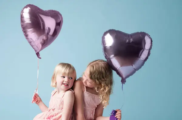 Fortjener All Kjærligheten Søte Søstre Som Leker Med Hjerteballonger Mot – stockfoto