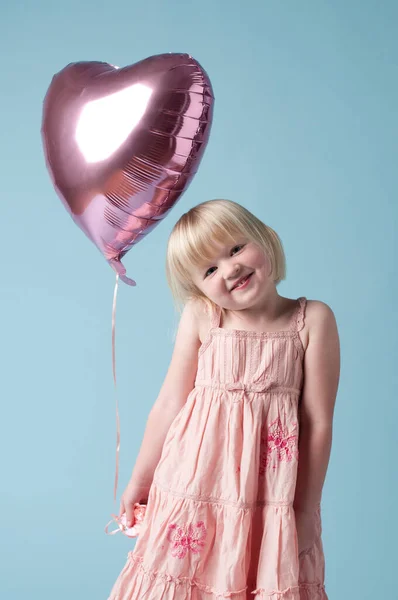 Alle Fortjener Ballonger Søt Liten Jente Som Holder Hjerteballong Mot – stockfoto