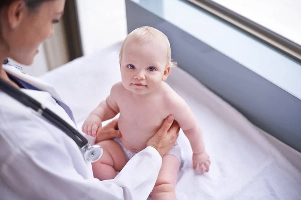 Haciendo Primer Chequeo Una Doctora Haciendo Chequeo Bebé —  Fotos de Stock