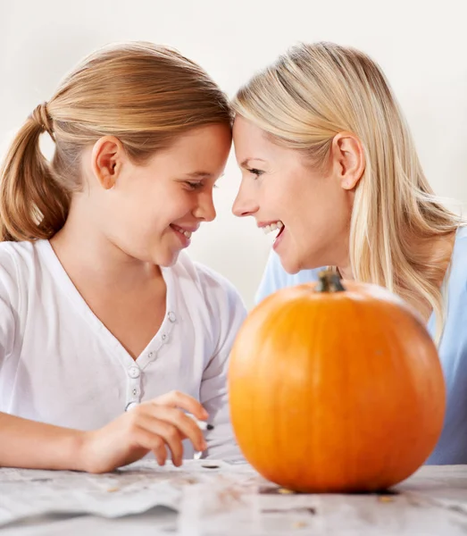 Rendere Halloween Divertente Una Madre Una Figlia Intagliando Una Zucca — Foto Stock