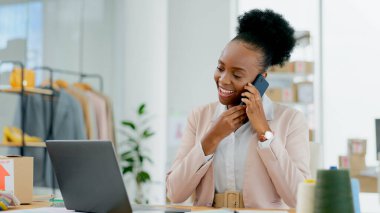 Başlangıç, telefon görüşmesi ve dizüstü bilgisayarı, giysisi ve iletişimi, gülümsemesi ya da iletişimi olan siyah bir kadın. Bilgisayarı, cep telefonu ve interneti olan Afrikalı kişi, girişimci veya çalışan.