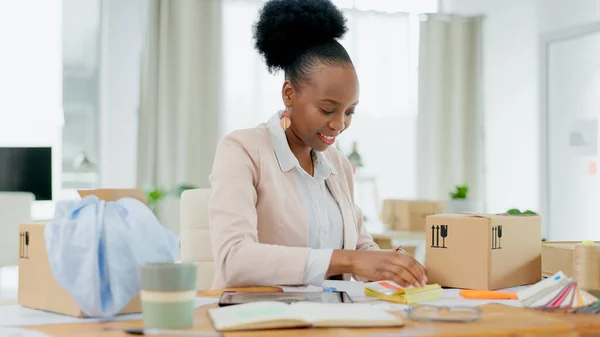 Happy Black Woman Fashion Designer Box Small Business Planning Logistics — Stock Photo, Image
