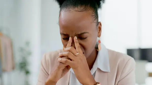 Zaken Stress Zwarte Vrouw Met Hoofdpijn Kantoor Gefrustreerd Door Hersenmist — Stockfoto