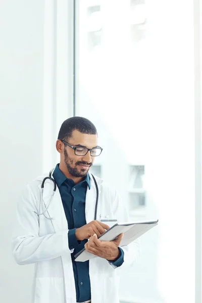 Determinar Causa Doença Dos Pacientes Jovem Médico Usando Tablet Digital — Fotografia de Stock