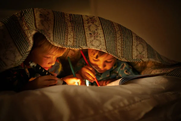Bonding Blankets Two Young Brothers Coloring Pictures While Blanket Bedtime — Stock Photo, Image