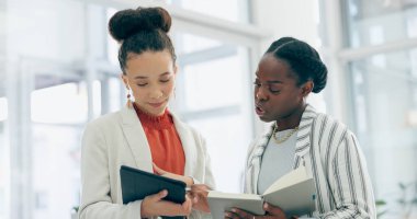 İş adamları, beyin fırtınası ve elinde tablet, defter ya da takım çalışması, verimlilik ya da işbirliği olan kadınlar. Teknoloji, işbirliği ya da fikri olan dijital uygulamalı personel, yönetici ya da çalışan.