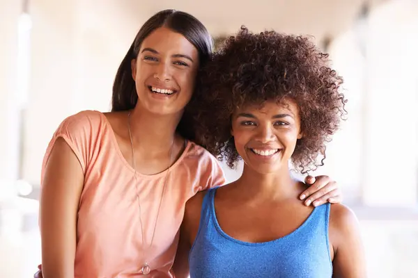 Kaikki Hymyilevät Kun Ystävät Hengailevat Kaksi Tyttöystävää Hengailemassa Yhdessä — kuvapankkivalokuva
