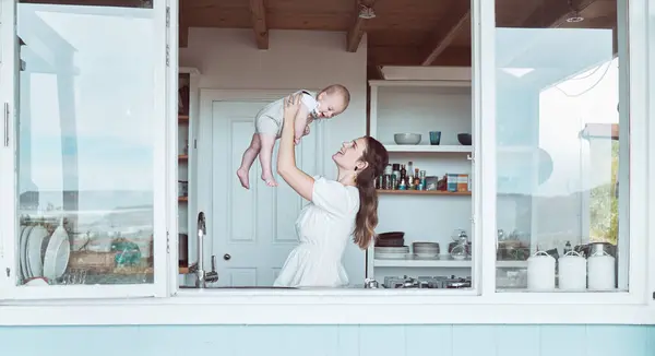 そしてヒーローが生まれた 自宅で新生児と絆を結ぶ美しい若い母親 — ストック写真