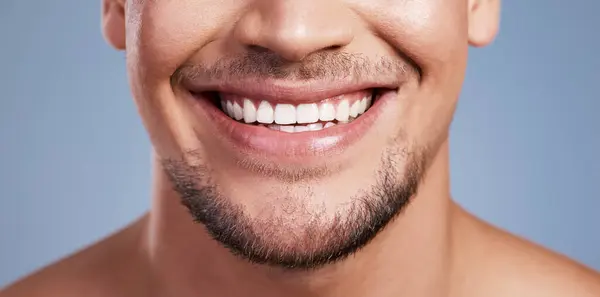 Hat Das Perfekteste Lächeln Nahaufnahme Eines Jungen Mannes Der Lächelt — Stockfoto