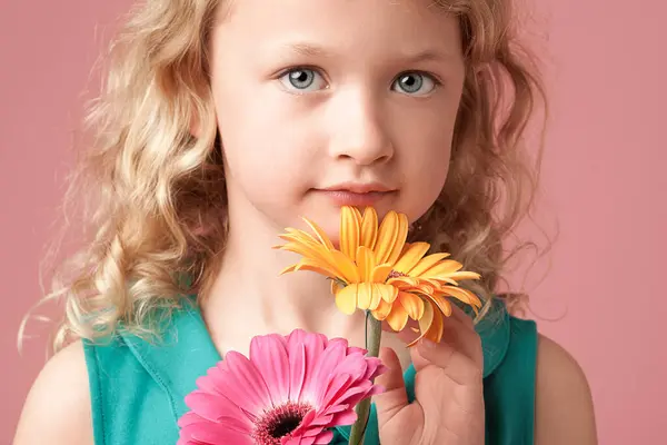 Blomster Til Den Vakre Jenta Liten Jente Som Holder Blomster – stockfoto