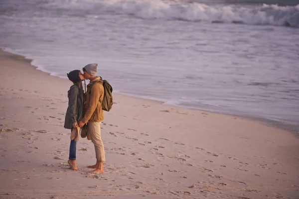 Miłość Zaczyna Się Pocałunku Młoda Para Korzystająca Romantycznego Pocałunku Plaży — Zdjęcie stockowe