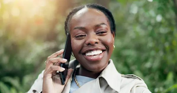 Phone Call Woman Smile Park Nature Communication Networking Technology Business — Stock Photo, Image