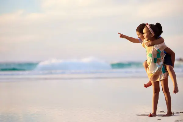 Illuminami Con Tua Giovinezza Adorabile Fratello Sorella Legame Spiaggia — Foto Stock
