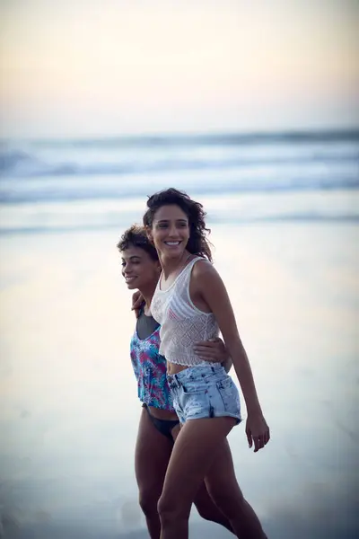 Wat Strandtijd Alles Wat Nodig Hebt Twee Jonge Vrouwen Vermaken — Stockfoto