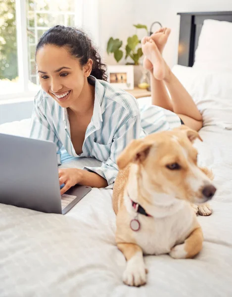 Relaxar Com Meu Cão Uma Jovem Mulher Usando Laptop Enquanto — Fotografia de Stock