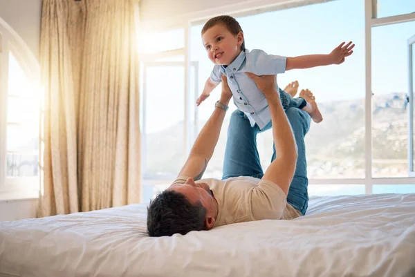 Neşeli Beyaz Bir Baba Sabah Birlikte Yatakta Eğlenirken Oğlunu Şakacı — Stok fotoğraf