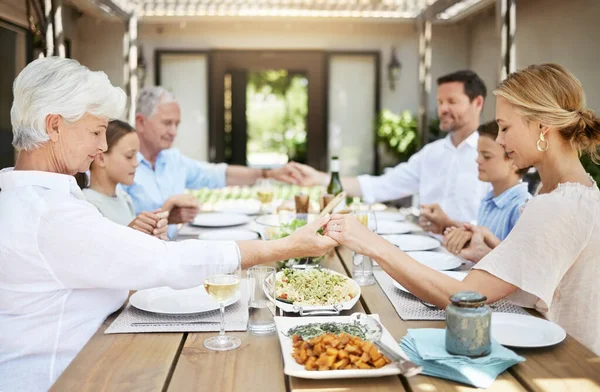 Yemek Yemek Üzere Olduğumuz Için Şükranlarımızı Sunduk Yemek Masasında Birlikte — Stok fotoğraf