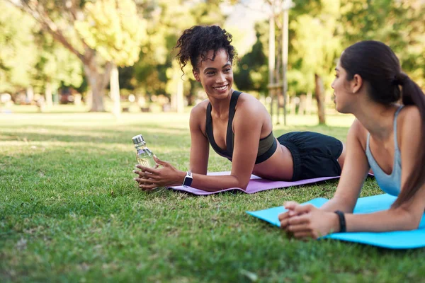 Redo För Lite Yoga Två Attraktiva Unga Kvinnor Som Sträcker — Stockfoto