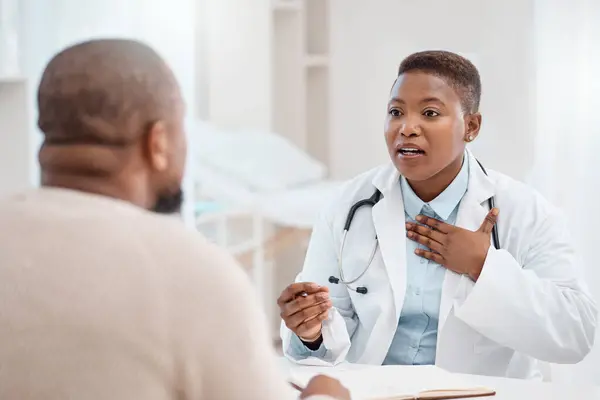 Shes Clear Thorough Her Diagnosis Young Doctor Having Consultation Patient — Stock Photo, Image