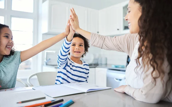Winnen Als Gewoonte Een Moeder Helpen Haar Kinderen Met Huiswerk — Stockfoto