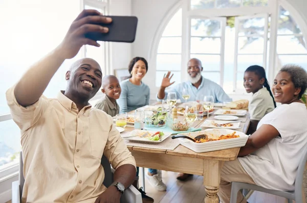 家庭用餐为家庭团聚提供了机会 在家里吃午饭时自私自利的家庭 — 图库照片