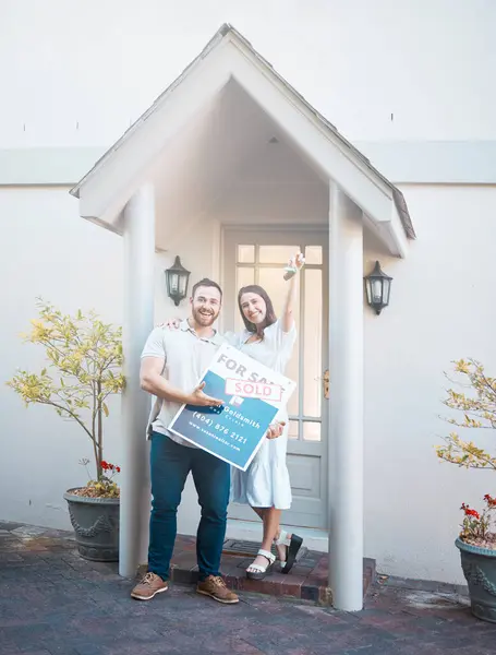 Paar Kauft Gemeinsam Ein Haus Paar Mit Schlüssel Vor Dem — Stockfoto