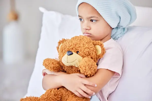 Daha Iyi Hissetmeni Sağlayalım Hastanede Yatakta Yatan Küçük Bir Kız — Stok fotoğraf