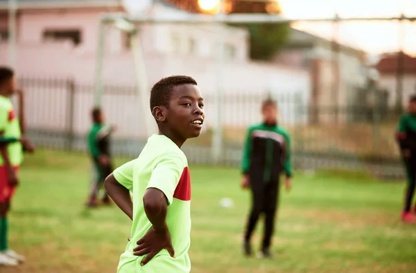 Gelecek Genç Futbol Yıldızı Için Parlak Görünüyor Spor Sahasında Futbol — Stok fotoğraf