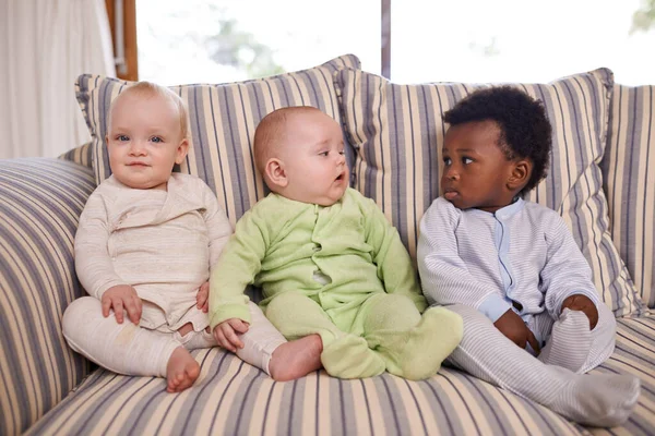 Amigos Desde Una Edad Temprana Tres Bebés Adorables Sentados Sofá —  Fotos de Stock