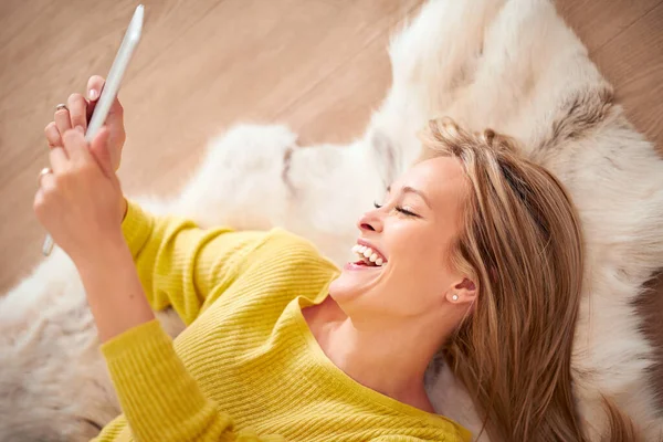 Mas Primeiro Vamos Tirar Uma Selfie Uma Mulher Yong Sorrindo — Fotografia de Stock