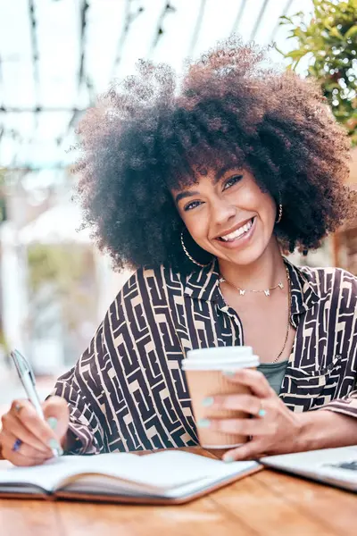 微笑着的非洲裔美国自由职业者与卷曲的非洲裔在咖啡店远程工作的白天 混合型种族企业家一边享受外卖咖啡 一边在书上写笔记 西班牙裔女商人 — 图库照片