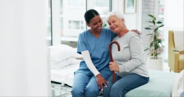 Sağlık hizmetleri, siyahi kadın hemşire hastanede engelli ve destekli bir hastaya sarılıyor. Klinikte yaşlı bir bayanın bakımı için tıbbi, güven ve tıbbi uzman bulunmakta..