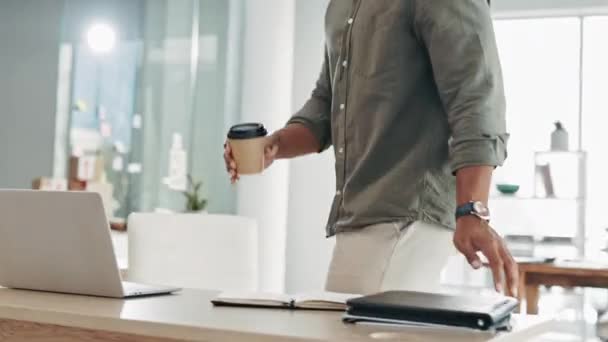 Laptop Kávé Frusztrált Férfi Gépelés Online Cégnél Startup Karrier Vagy — Stock videók
