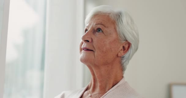 Glückliche Ältere Frau Die Hause Über Zukunft Ruhestand Oder Hoffnung — Stockvideo