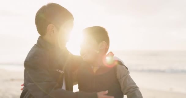 Ragazzo Bambini Fratelli Abbracci Spiaggia Sorriso Cura Con Amore Legame — Video Stock