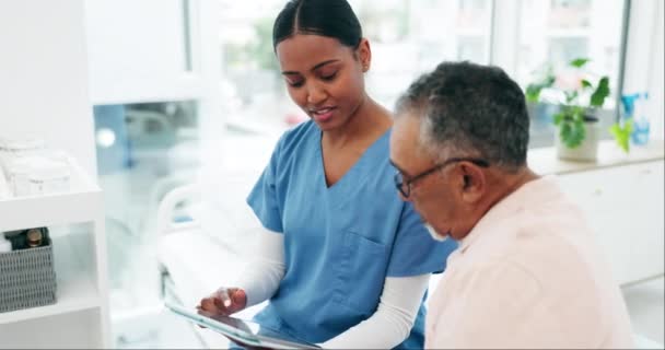 老人或平板电脑测试结果在退休时咨询医院的好消息 结果或最新情况 微笑或快乐的护士在网上向一位健康的老人展示医疗报告 — 图库视频影像
