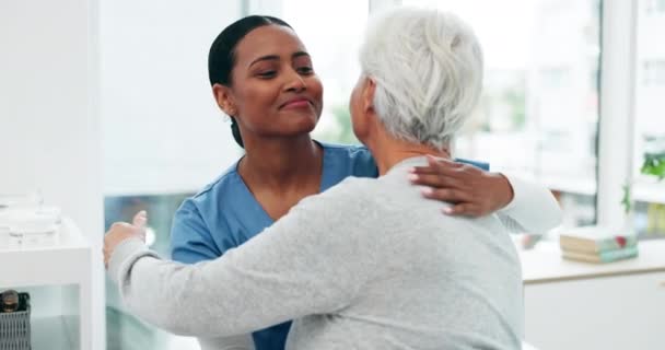 Enfermera Abrazo Paciente Anciana Apoyo Cuidado Personas Mayores Con Salud — Vídeos de Stock