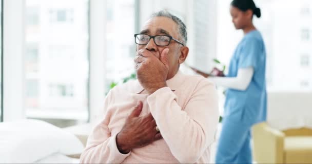 Tüberküloz Öksürük Yaşlı Hasta Bir Adamın Sağlık Tıbbi Yardım Randevusu — Stok video