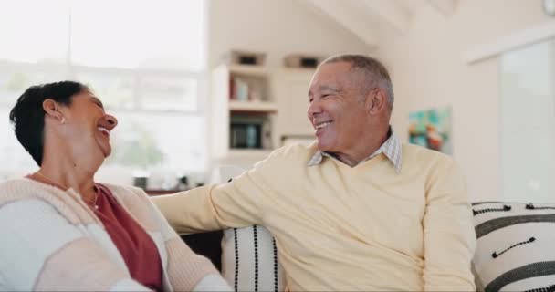 Śmiech Miłość Para Seniorów Rozmowie Rozmowy Zabawne Dyskusje Kanapie Salonie — Wideo stockowe