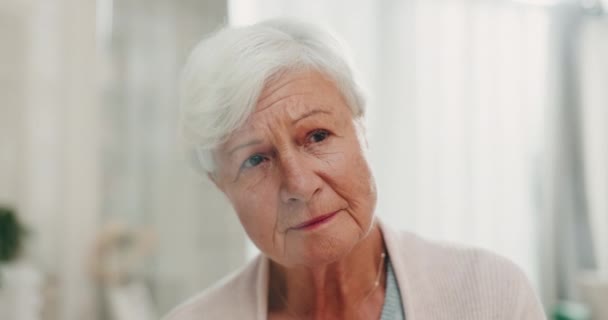 老年妇女和在养老院中思考着精神健康 忧郁和孤独 面容严肃 有想法 怀旧或记性强的老年人 — 图库视频影像