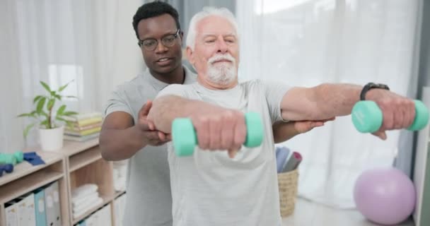 哑铃运动或老年人康复 康复及黑人男性支持的伤害愈合 援助服务或非洲理疗师就运动向年长病人提供意见 — 图库视频影像