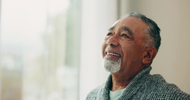 Okno Starší Muž Myšlení Pečovatelském Domově Nadějí Budoucnost Odchod Důchodu — Stock video