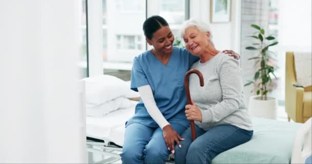 在医疗保健方面 黑人女性护士拥抱着一位老年残疾患者 并在医院提供支持 与老年妇女一起在诊所接受医疗 信任和医疗专业人员护理 — 图库视频影像