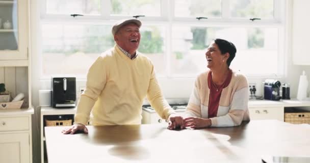 Gülüşmeler Mutfak Yaşlı Çiftlerin Konuşmaları Evde Komik Tartışmalar Evlilik Emeklilik — Stok video
