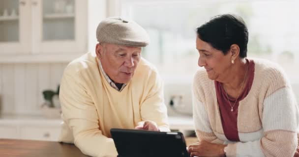 平板电脑 互联网和老夫妇在一起谈论网络 在线或网站 同时在家中享受退休生活 应用和老年人在厨房或男人和女人流口水 — 图库视频影像