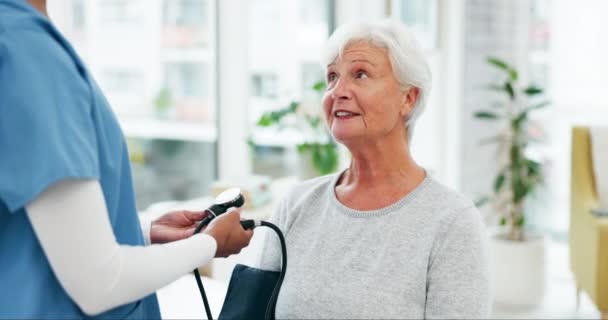 老年妇女病人 医生和血压检查 心血管保健和老年人护理 信任和支持沟通 高血压患者和健康评估 — 图库视频影像