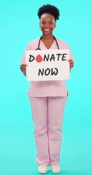 Cartaz Doar Sangue Com Uma Enfermeira Negra Fundo Azul Estúdio — Vídeo de Stock